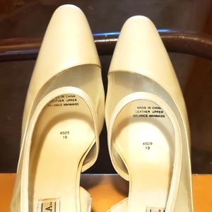 Studio Roma Leather Size 11 Womens Cream Slingback